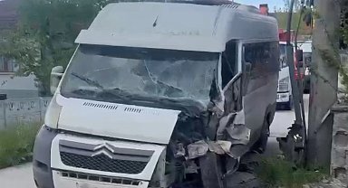 Düzce'de elektrik direğine çarpan minibüsün sürücüsü aranıyor