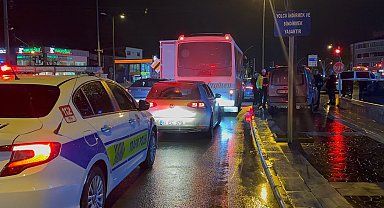 Düzce'de kırmızı ışıkta bekleyen araca minibüs çarptı!