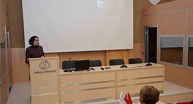 Edebiyat Fakültesinde yapay zekâ, çeviri ve çevirmenlik konuşuldu