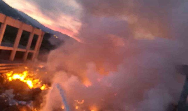 Edremit'te çöplük yangını büyümeden kontrol altına alındı