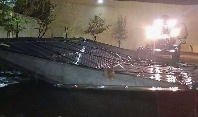 Efeler Belediyesi, fırtınanın izlerini siliyor