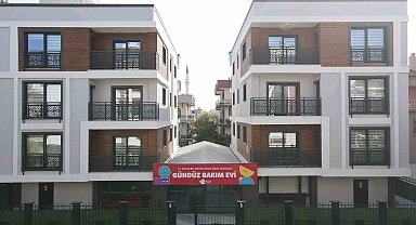 Efeler Belediyesi Gündüz Bakımevi'nde 3 yaşındaki çocuğun eşyalarının kapıya bırakıldığı iddiası