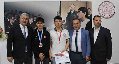 Efeler'de şampiyon öğrenciler ödüllendirildi