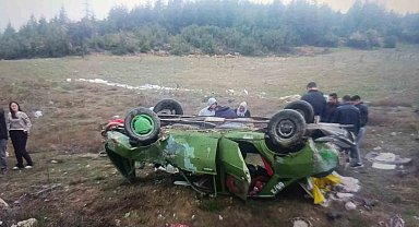 Eğirdir'de kontrolden çıkan otomobil takla attı: 3 yaralı