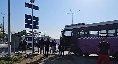 Ehliyetsiz sürücü kullandığı kamyonla özel halk otobüsüne çarptı
