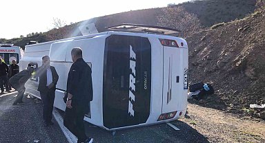 Elazığ-Diyarbakır kara yolunda midibüs devrilmesi sonucu meydana gelen trafik kazasında çok sayıda yaralı olduğu öğrenildi. Bölgeye sağlık, polis, jandarma, AFAD ve itfaiye ekipleri sevk edildi.