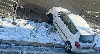 Elazığ'da gece etkili olan kar yağışı sabah kazalara neden oldu: 3 yaralı