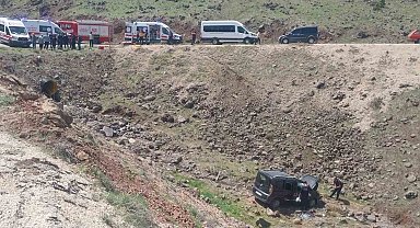 Elazığ'da hafif ticari araç şarampole yuvarlandı: 5 yaralı