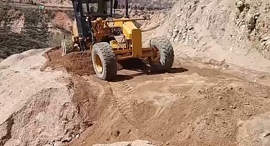 Elazığ'da heyelan nedeniyle zarar gören köy yollarının onarımı sürüyor
