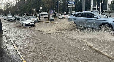 Elazığ'da kuvvetli yağışta yolda kalan aracı vatandaşlar iterek götürdü