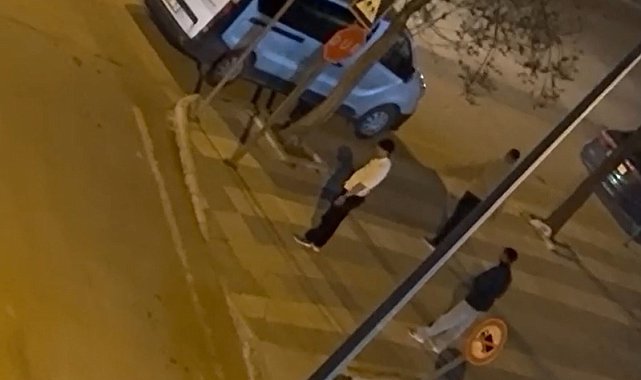 Elazığ'da otobüs durağının camlarını kıran şüpheliler kamerada