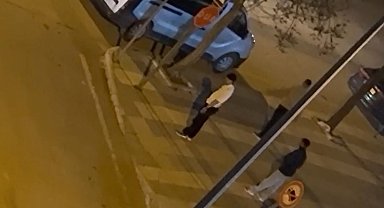 Elazığ'da otobüs durağının camlarını kıran şüpheliler kamerada