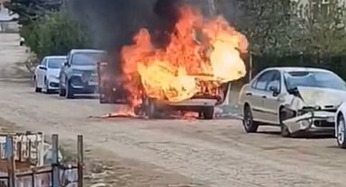Elazığ'da otomobil alev alev yandı