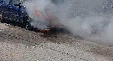 Elazığ'da park halindeki otomobil alev alev yandı