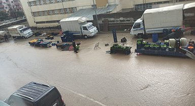 Elazığ'da semt pazarını su bastı: Kasa ve şemsiyeler sel sularına kapıldı