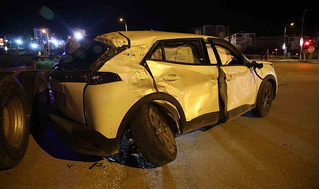 Elazığ'da tır ile otomobil çarpıştı: 4 yaralı