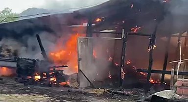 Elektrik kontağından çıkan yangın samanlığı küle çevirdi