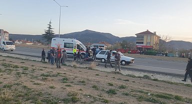 Elektrikli bisiklet sürücüsü park halindeki araca çarptı: 1 yaralı