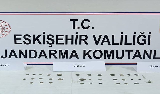 Ellerindeki tarihi eserlere müşteri ararken jandarmaya yakalandılar