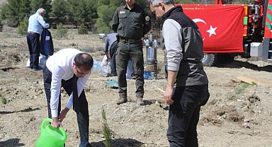 Emekli öğretmenler doğa için kolları sıvadı, onlarca fidan dikti