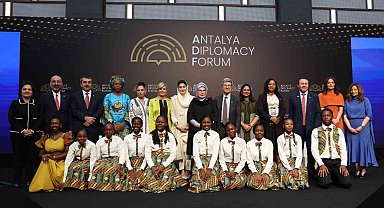Emine Erdoğan'dan "Ayrışan Dünyada Geleceği İnşa Etmek: Eğitimin Dönüştürücü Gücü" paneline dair paylaşım