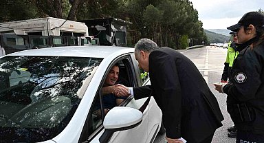 Emniyet Müdürü Aktaş'tan sürücülere şeker ikramı