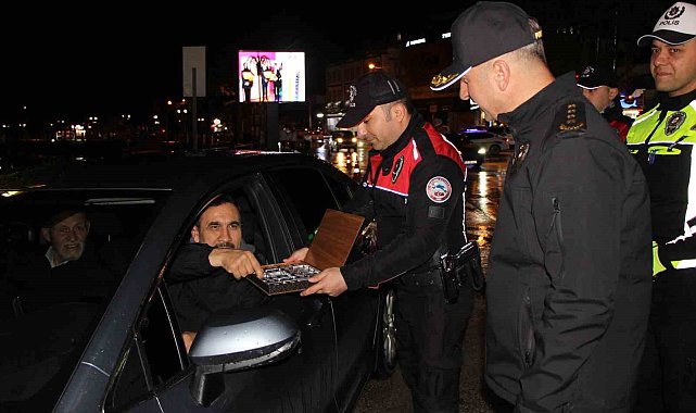 Emniyet müdüründen emniyet kemeri takmayan sürücüye ceza yerine çikolata tadında uyarı