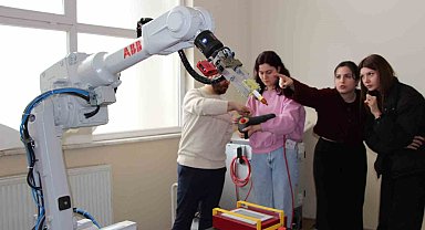 Endüstriyel robotlara kadın eli değdi
