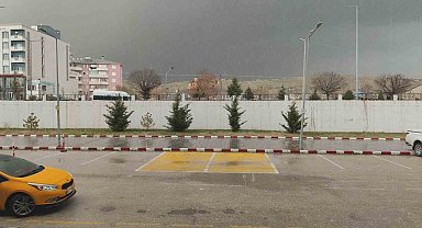 Erciş'te dolu yağışı etkili oldu