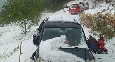 Erdemli'de dolu, tarım alanlarına zarar verdi