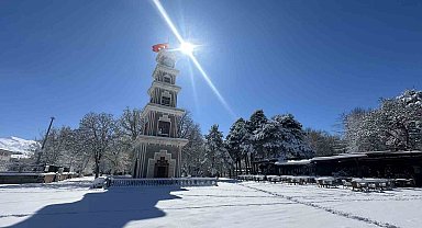 Erzincan nisan ayında güne karla uyandı