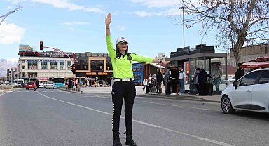 Erzincan trafiğine kadın eli değdi