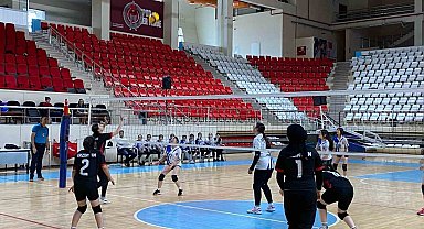 Erzincan'da 23 Nisan Voleybol İl Birinciliği heyecanı başladı