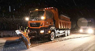 Erzincan'da nisan ayında karla mücadele sürüyor