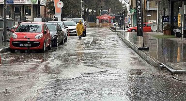 Erzincan'da sağanak sonrası yollar göle döndü
