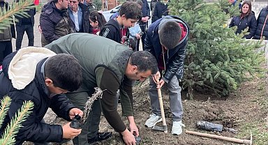 Erzincan'da şehit ailesiyle yeşil vatan için ağaç diktiler