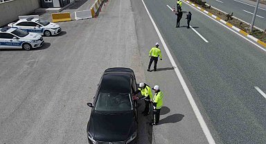 Erzincan'da trafik denetiminde kolonya ve şeker ikramı