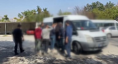 Erzincan'da yabancı uyruklu 14 kaçak göçmen yakalandı
