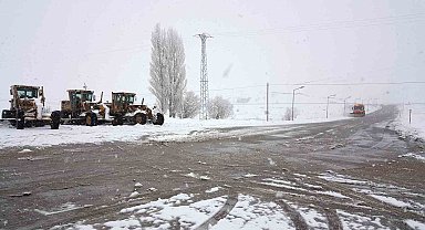 Erzincan'ın yüksek kesimlerinde kar yağışı aralıklı sürüyor