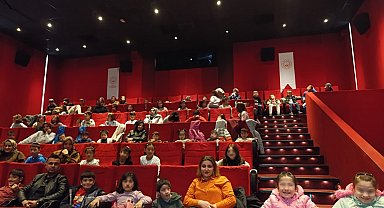 Erzurum'da çocuklara sinema keyfi