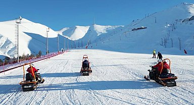 Erzurum'da jandarma kayak merkezlerinde mahsur kalan 651 vatandaşa ulaştı, 752 yaralıyı ise sağlık kuruluşlarına ulaştırdı