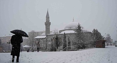 Erzurum'da kar yağışı etkili oluyor