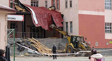 Erzurum'da kuvvetli rüzgâr ve fırtına yıktı geçti