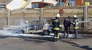Erzurum'da seyir halindeki araç alev topuna döndü
