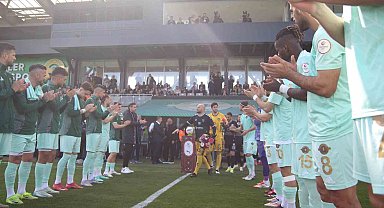 Esenler Erokspor, Süper Lig'e yükselen Kocaelispor'u alkış ve çiçekle karşıladı