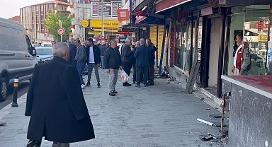 Esenyurt'ta direksiyonda fenalaşan sürücü işyerine daldı