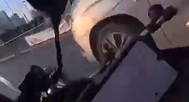 Esenyurt'ta motosiklet sürücüsünün ölümden döndüğü kaza kamerada