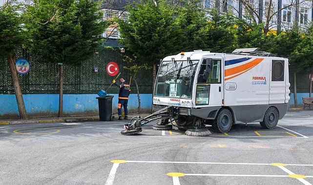 Esenyurt'ta okul bahçelerinin temizlik çalışması sürüyor