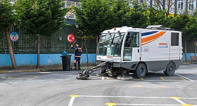 Esenyurt'ta okul bahçelerinin temizlik çalışması sürüyor