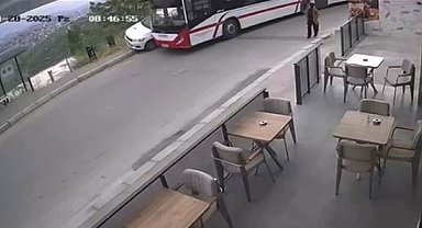 ESHOT otobüsü, park halindeki otomobile çarptı